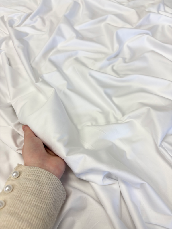 Puuvillasatiinist voodilina ilma kummita White